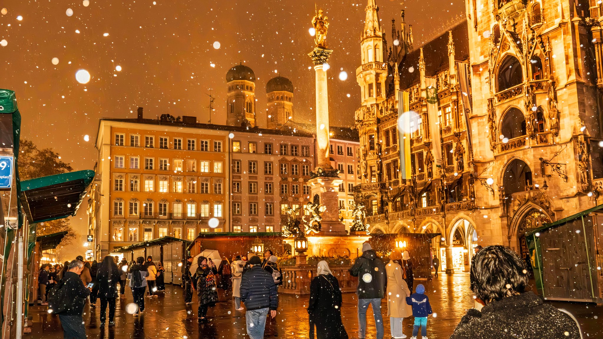 Schneeflocken am Abend auf dem Münchner Marienplatz