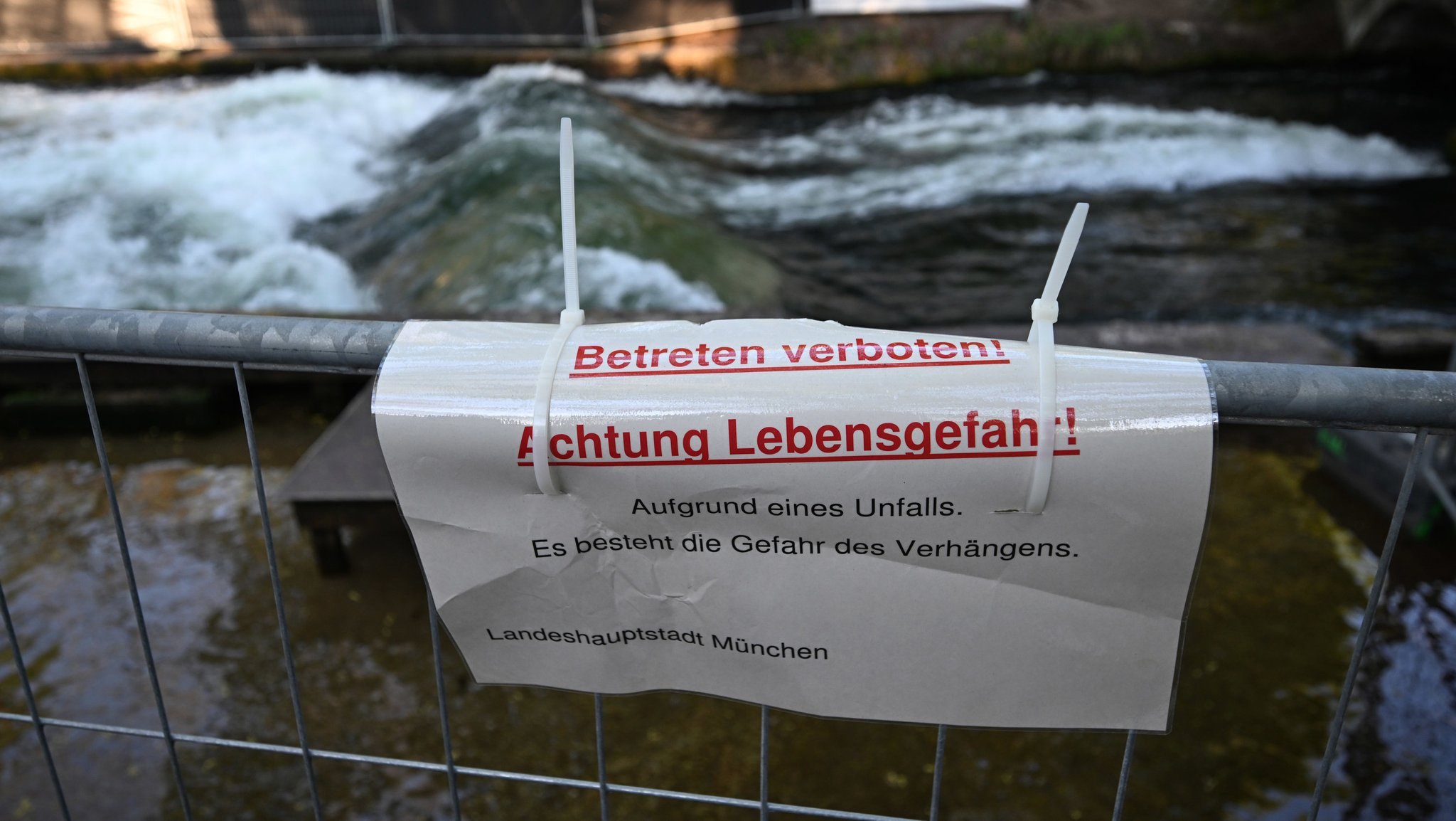 Die Eisbachwelle wurde nach dem tragischen Unfall einer jungen Surferin vorerst gesperrt. Nun sucht die Polizei nach der Unfallursache. | Bild: dpa-Bildfunk/Felix Hörhager Die Eisbachwelle wurde nach dem tragischen Unfall einer jungen Surferin vorerst gesperrt. Nun sucht die Polizei nach der Unfallursache.