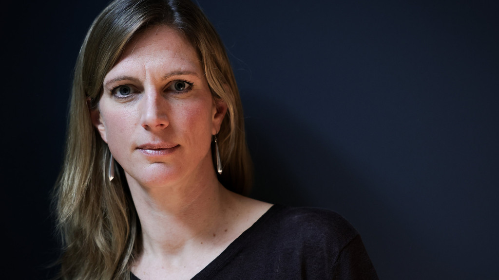 Politikökonomin Maja Göpel blickt vor dunklem Hintergrund in die Kamera