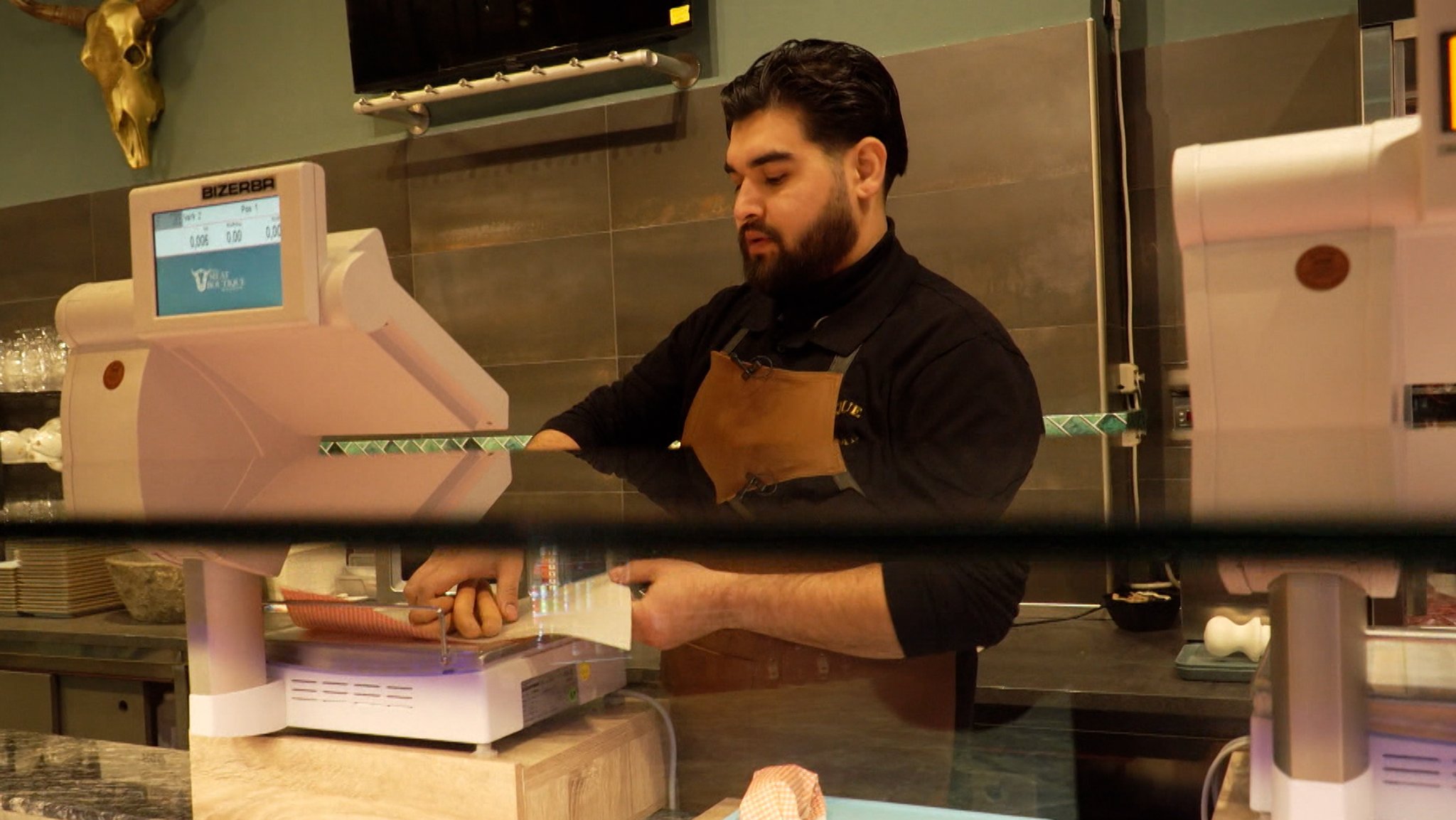 Metzgermeister Sayed Mahdi Hosseini bei der Arbeit.