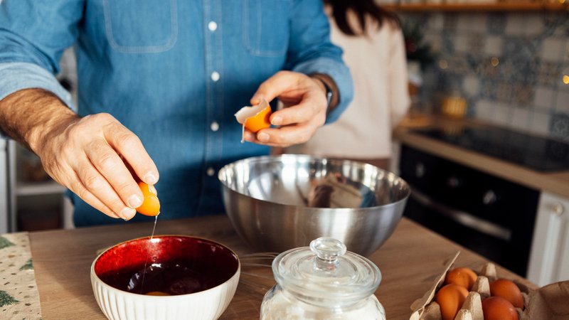 Symbolbild: Mann beim Kochen | Bild: picture alliance / Zoonar | Dasha Petrenko Symbolbild: Mann beim Kochen