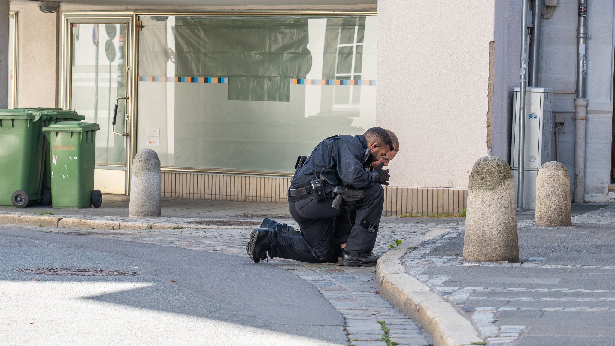 Polizisten bei der Spurensicherung. | Bild: NEWS5 / Ferdinand Merzbach Polizisten bei der Spurensicherung.