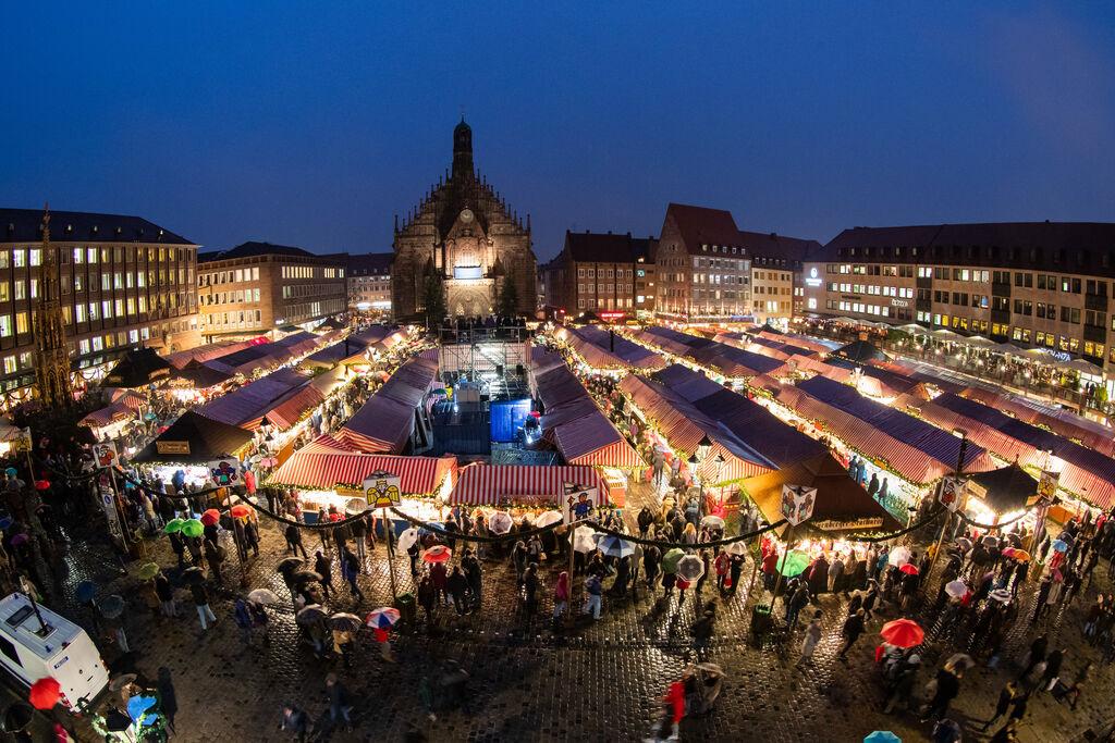 ARCHIV - 30.11.2018, Bayern, Nürnberg: Der Nürnberger Christkindlesmarkt. Die Weihnachtsmärkte in Bayern sind heuer wieder gut besucht. Die Händler zeigten sich zufrieden, und «die Kunden waren begeistert». (zu dpa: «Gema informiert über Musik-Gebühren für Weihnachtsmärkte») Foto: Daniel Karmann/dpa +++ dpa-Bildfunk +++