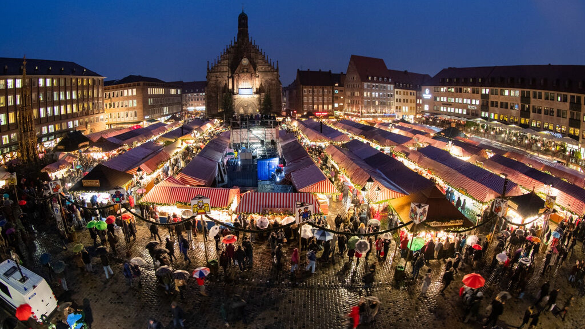 ARCHIV - 30.11.2018, Bayern, Nürnberg: Der Nürnberger Christkindlesmarkt. Die Weihnachtsmärkte in Bayern sind heuer wieder gut besucht. Die Händler zeigten sich zufrieden, und «die Kunden waren begeistert». (zu dpa: «Gema informiert über Musik-Gebühren für Weihnachtsmärkte») Foto: Daniel Karmann/dpa +++ dpa-Bildfunk +++