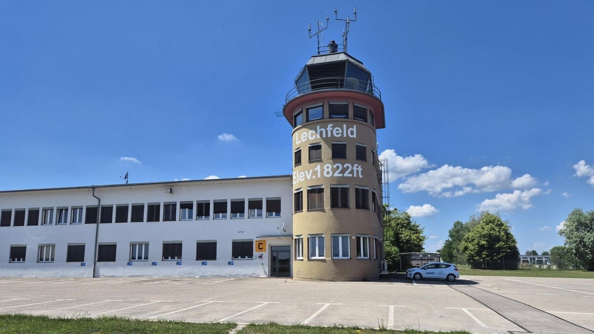 Tower am Bundeswehrstandort Lechfeld | Bild: BR/Christian Michael Hammer Tower am Bundeswehrstandort Lechfeld