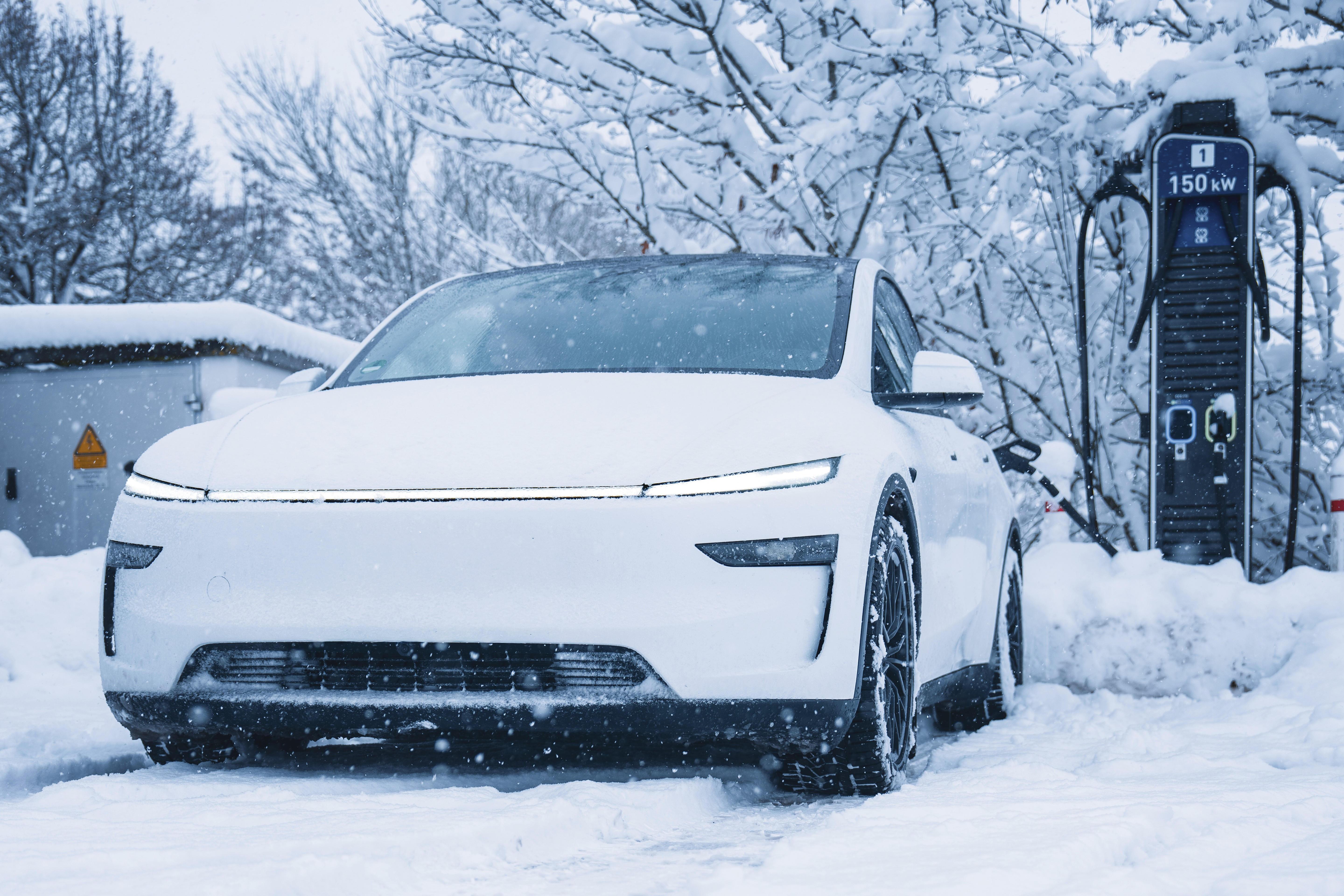 Elektroauto wird im Winter aufgeladen