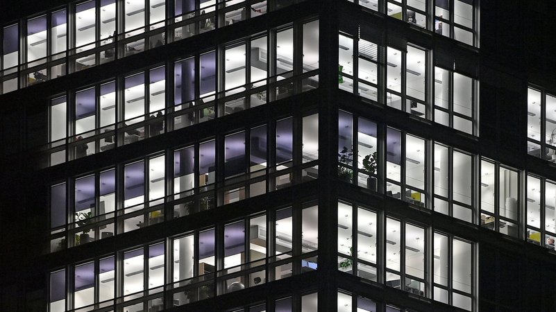 Söder-Vorstoß für längere Arbeit: Mehr Ablehnung als Zustimmung | Bild: picture alliance / SvenSimon | Frank Hoermann/SVEN SIMON Söder-Vorstoß für längere Arbeit: Mehr Ablehnung als Zustimmung