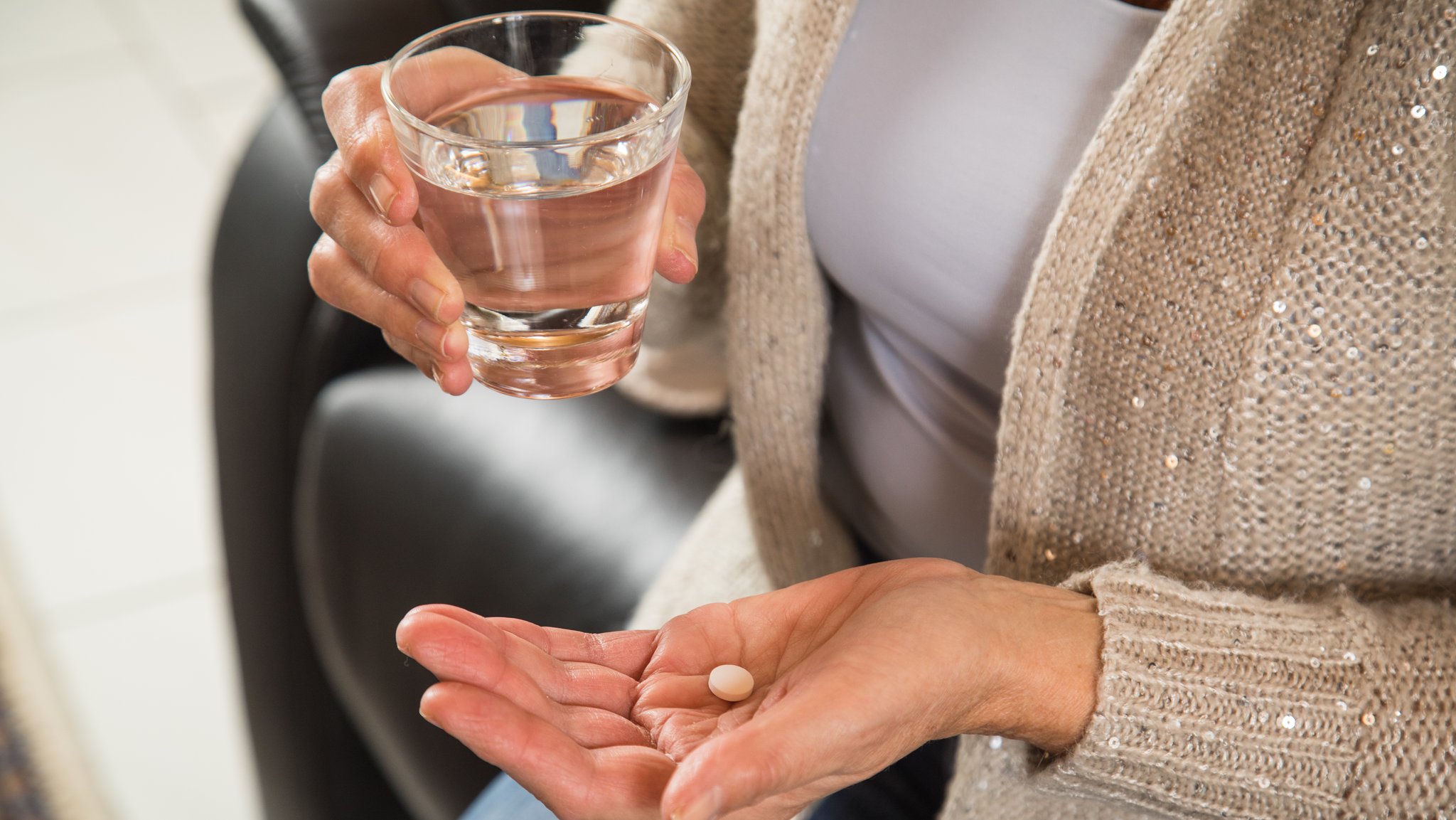 Schmerztabletten wirken laut einer Studie unterschiedlich schnell - je nachdem, ob man liegt oder steht.