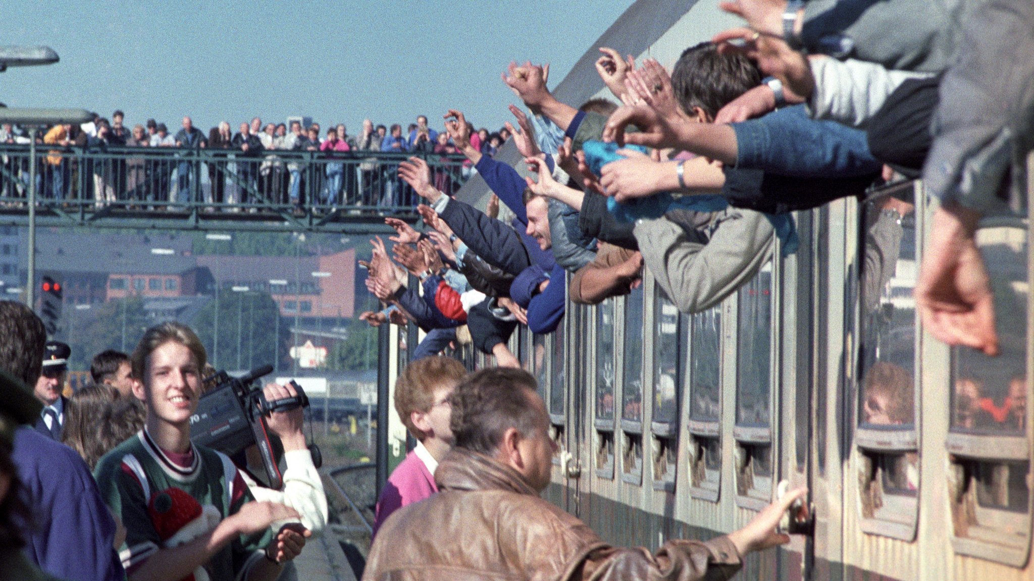 Ankunft der Flüchtlinge aus der Prager Botschaft am 05.10.1989 im Bahnhof Hof (Bayern).