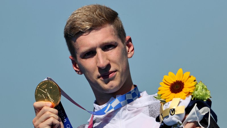 Florian Wellbrock  mit Goldmedaille bei der Siegerehrung.