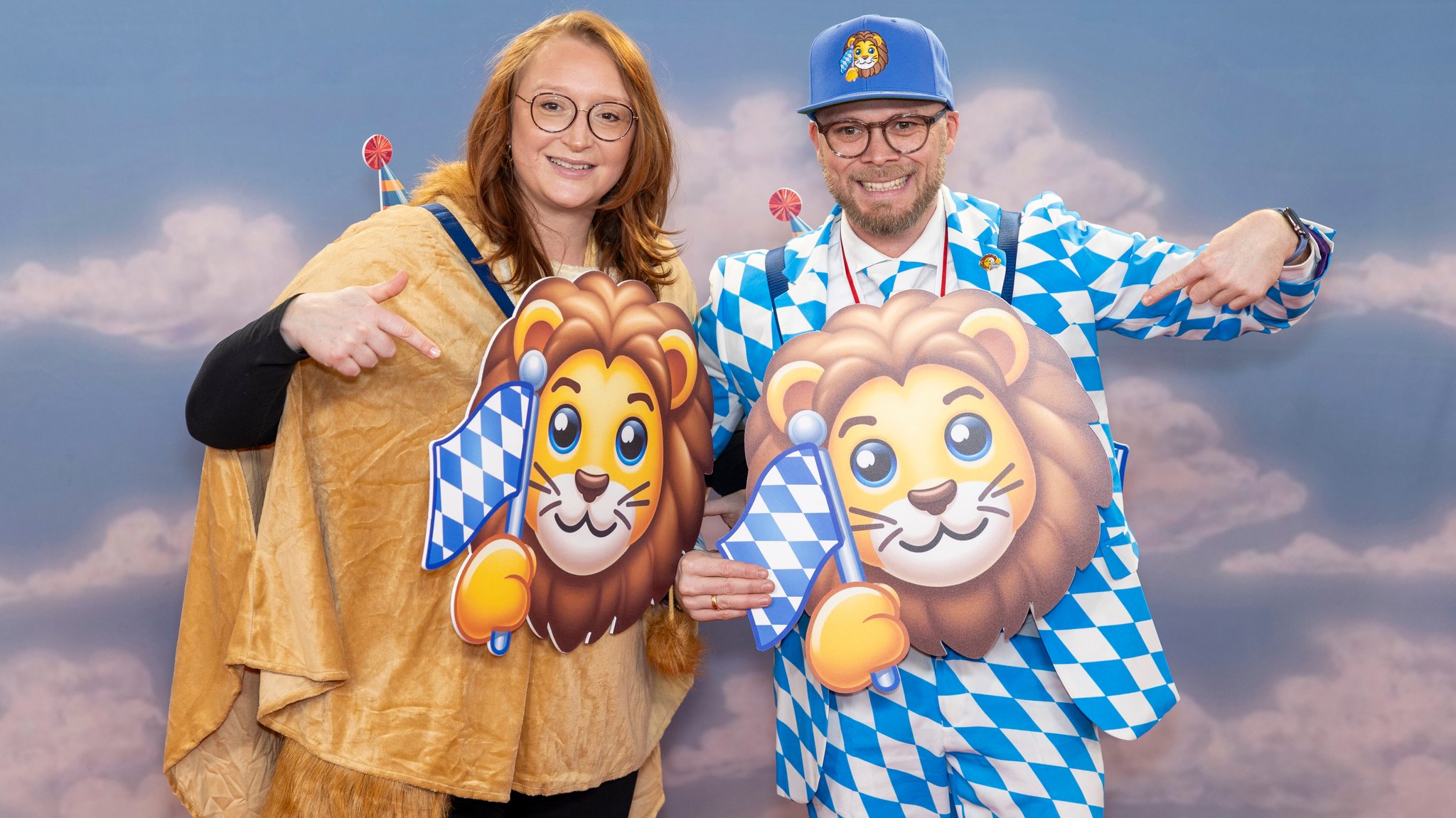 Bei Fastnacht in Franken war er noch zuversichtlich: Digitalminister Fabian Mehring (Freie Wähler) mit seiner Frau Franziska Mehring. | Bild: picture alliance / HMB Media | Julien Becker Bei Fastnacht in Franken war er noch zuversichtlich: Digitalminister Fabian Mehring (Freie Wähler) mit seiner Frau Franziska Mehring.