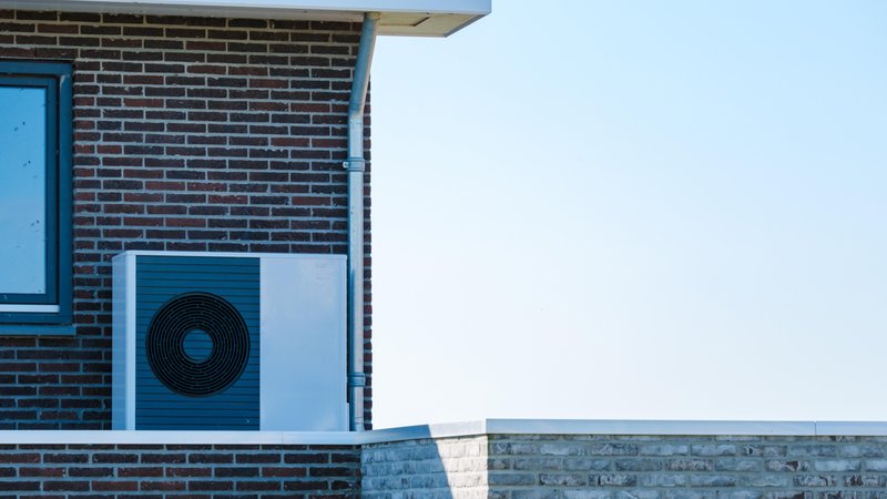 Eine Luftwärmepumpe an einem Haus | Bild: picture alliance / Zoonar | Fokke Baarssen Eine Luftwärmepumpe an einem Haus