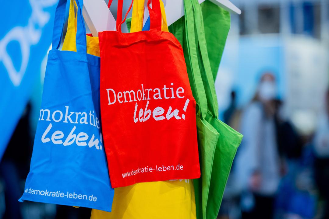 Stofftaschen mit dem Logo "Demokratie leben!" 