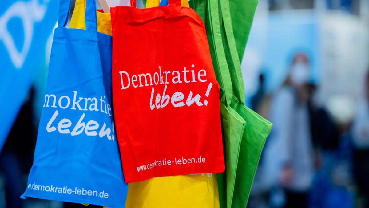 Stofftaschen mit dem Logo "Demokratie leben!" 