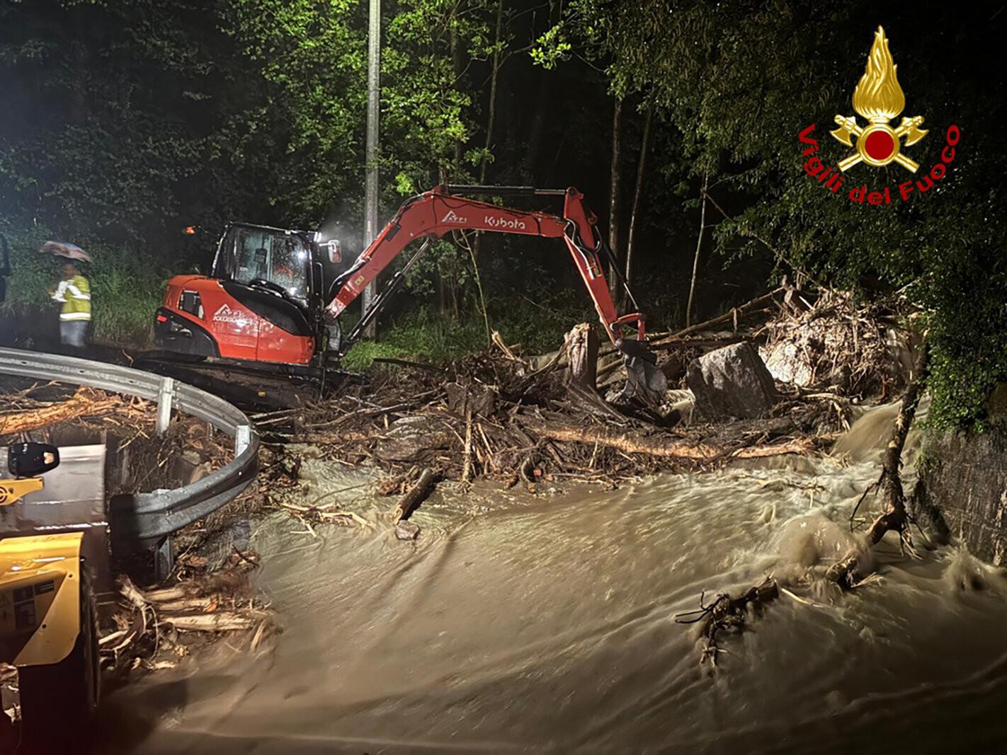 Die Feuerwehr ist nach heftigen Regenfällen in der Nähe von Turin im Einsatz, aufgenommen am 17.04.25.
