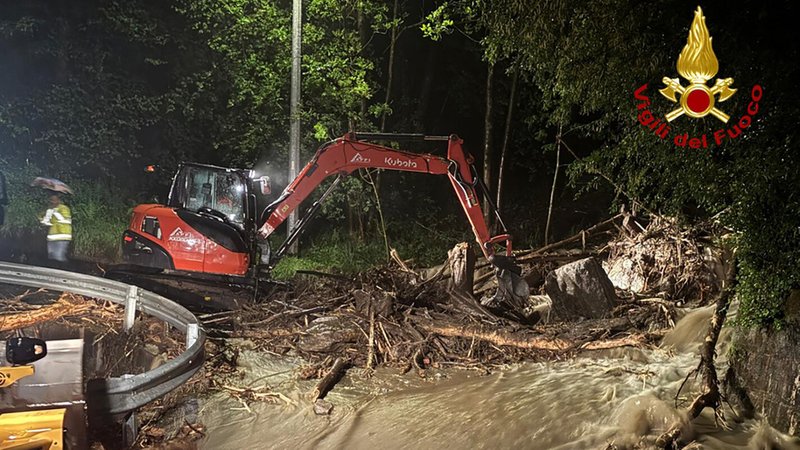 Die Feuerwehr ist nach heftigen Regenfällen in der Nähe von Turin im Einsatz, aufgenommen am 17.04.25. | Bild: pa/ROPI/VVFF Die Feuerwehr ist nach heftigen Regenfällen in der Nähe von Turin im Einsatz, aufgenommen am 17.04.25.