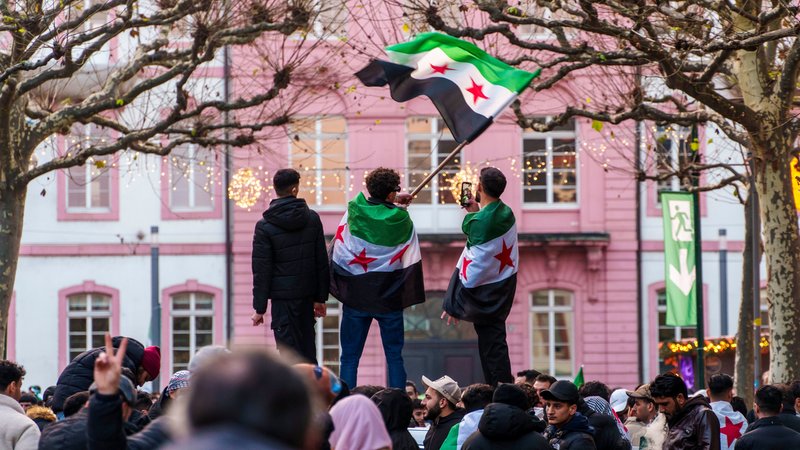 Symbolbild: Exil-Syrer feiern in Mainz das Ende des Assad-Regimes | Bild: Bayerischer Rundfunk 2024 Symbolbild: Exil-Syrer feiern in Mainz das Ende des Assad-Regimes