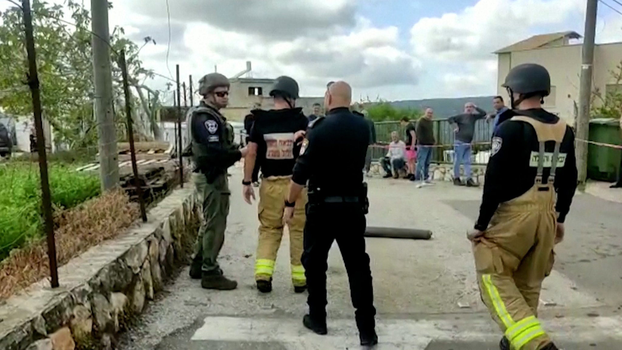 Einsatzkräfte in einem vom Libanon aus beschossenen Ort in Israel.