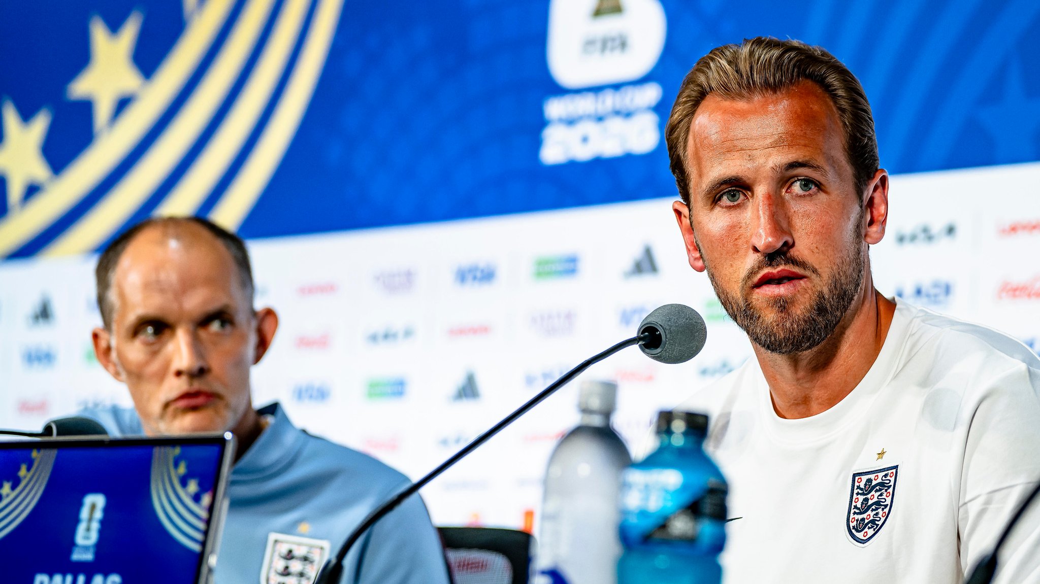 Thomas Tuchel (l.) und Harry Kane bei einer WM-Pressekonferenz | Bild: picture-alliance/dpa Thomas Tuchel (l.) und Harry Kane bei einer WM-Pressekonferenz
