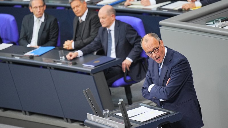 Merz spricht im Bundestag, dahinter sitzen Scholz und Habeck | Bild: picture alliance/dpa | Michael Kappeler Merz spricht im Bundestag, dahinter sitzen Scholz und Habeck