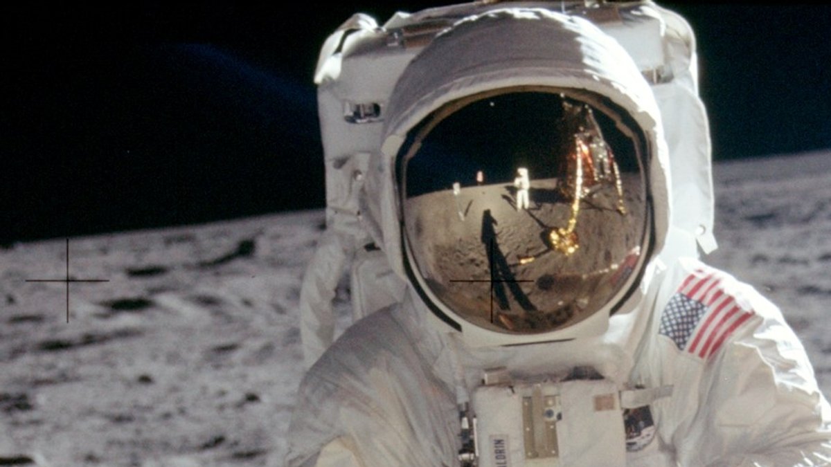 Warum gibt's kein gutes Foto von Neil Armstrong auf dem Mond?
