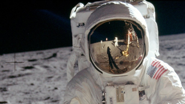Die Bilder der ersten Mondlandung machte in erster Linie Neil Armstrong. Daher zeigen fast alle Bilder nicht ihn, sondern Edwin Buzz Aldrin, den zweiten Astronauten auf dem Mond.