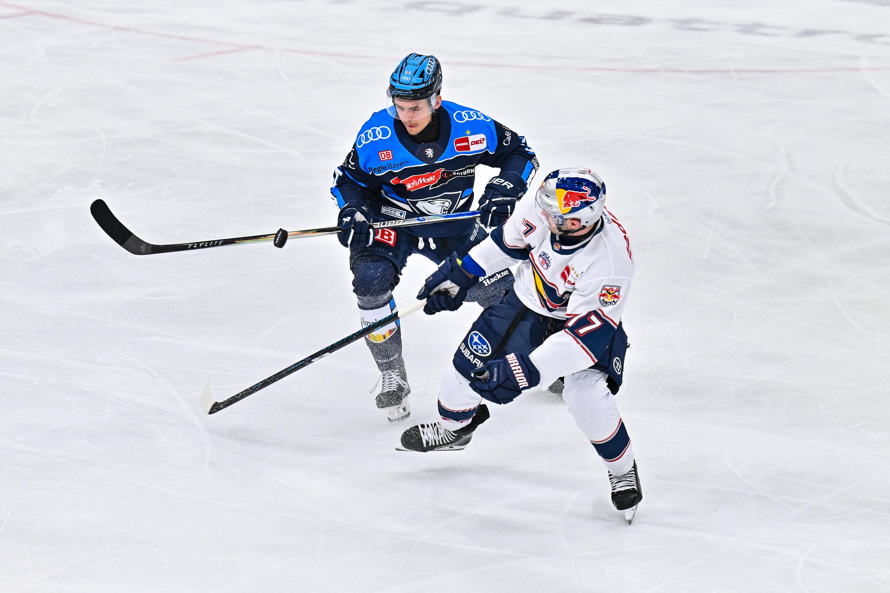 Im Duell Edwin TROPMANN (ERC Ingolstadt) und Adam BROOKS (EHC München).