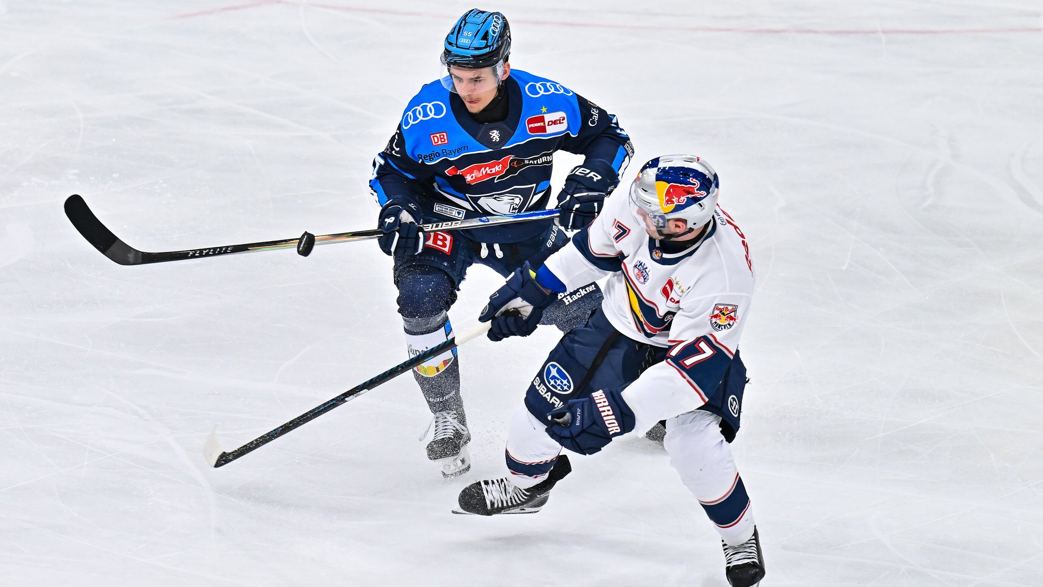 Im Duell Edwin TROPMANN (ERC Ingolstadt) und Adam BROOKS (EHC München).