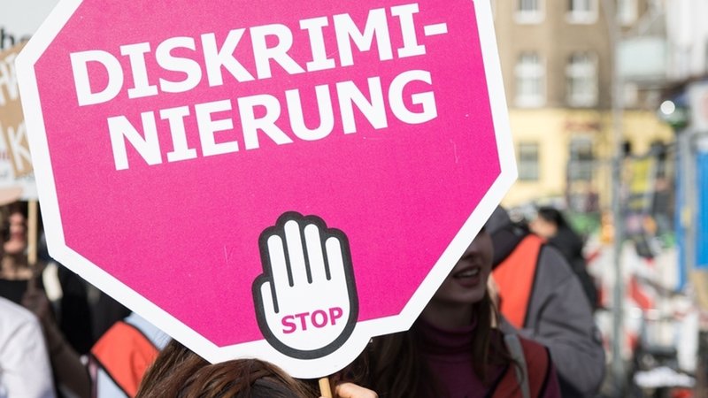 Symbolbild: "Diskriminierung Stop" steht auf dem Schild einer Teilnehmerin auf einer Demonstration. | Bild: dpa-Bildfunk/Hannes P Albert Symbolbild: "Diskriminierung Stop" steht auf dem Schild einer Teilnehmerin auf einer Demonstration.