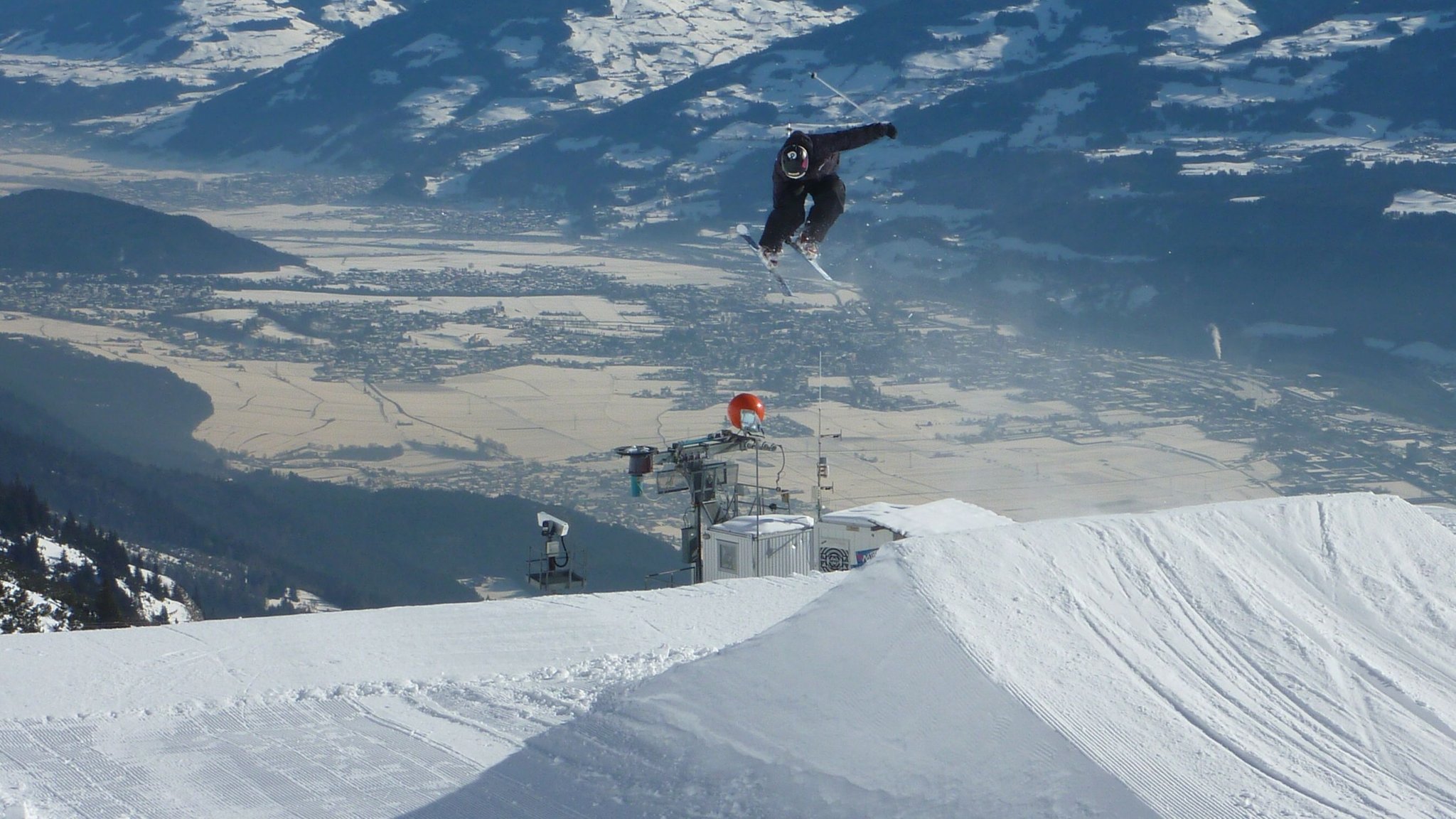 Skifahrer springt über Schanze