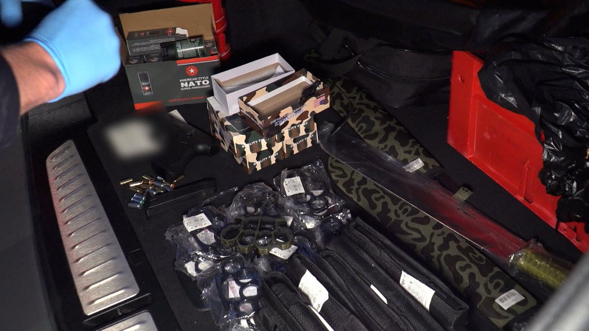 "Weihnachtseinkauf": Bundespolizei findet Waffen im Kofferraum