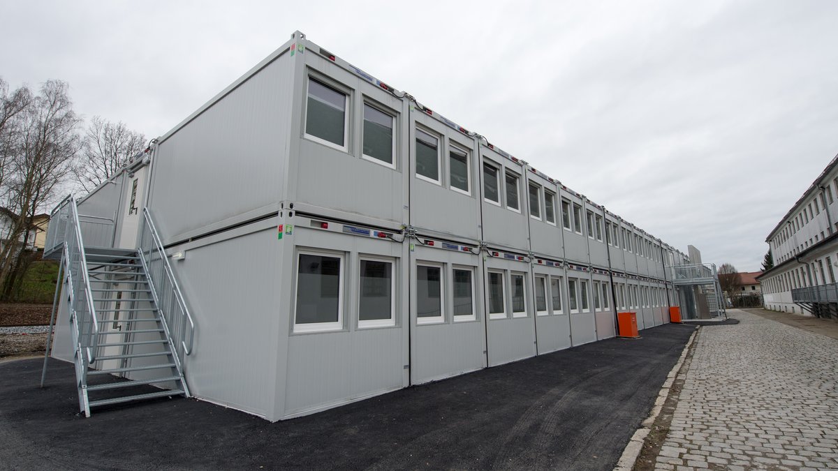 Wohncontainer stehen am 22.12.2014 in der Erstaufnahmeunterkunft für Asylbewerber in Deggendorf (Bayern). 