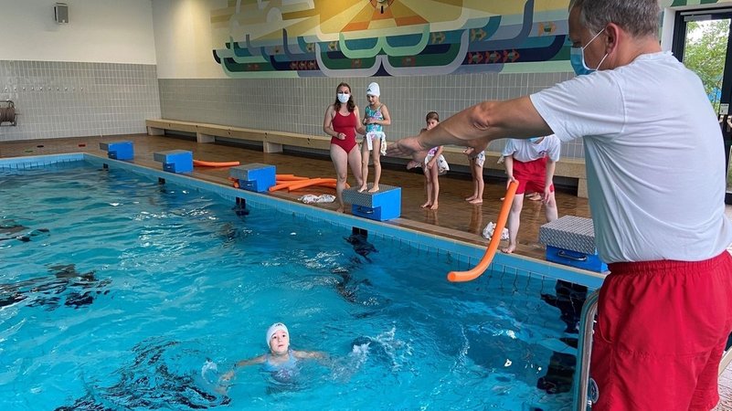 Schwimmkurs im Hallenbad in Asbach-Bäumenheim