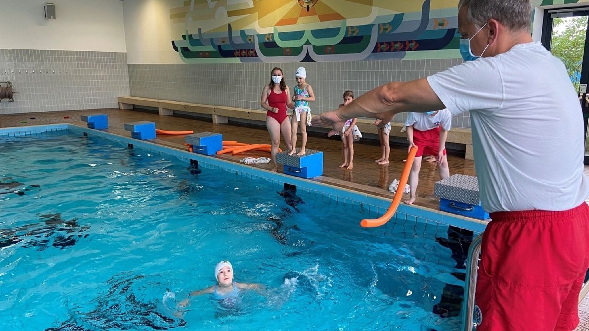 Schwimmkurs im Hallenbad in Asbach-Bäumenheim