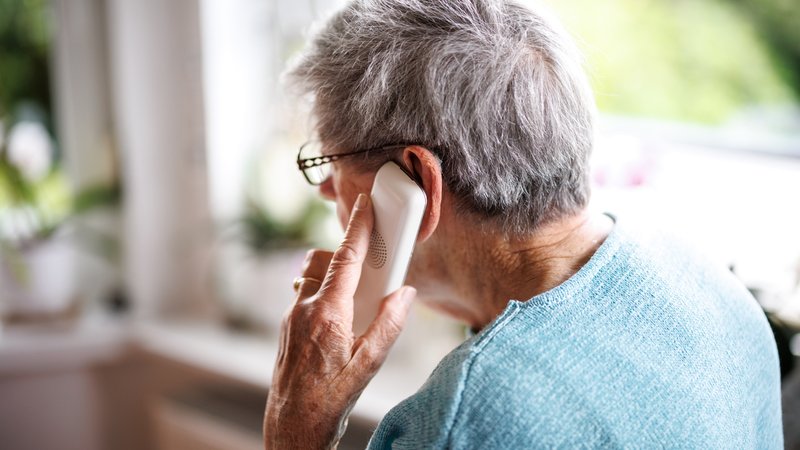 Eine ältere Dame führt ein Telefongespräch (Symbolbild) | Bild: picture alliance / dpa | Matthias Balk Eine ältere Dame führt ein Telefongespräch (Symbolbild)