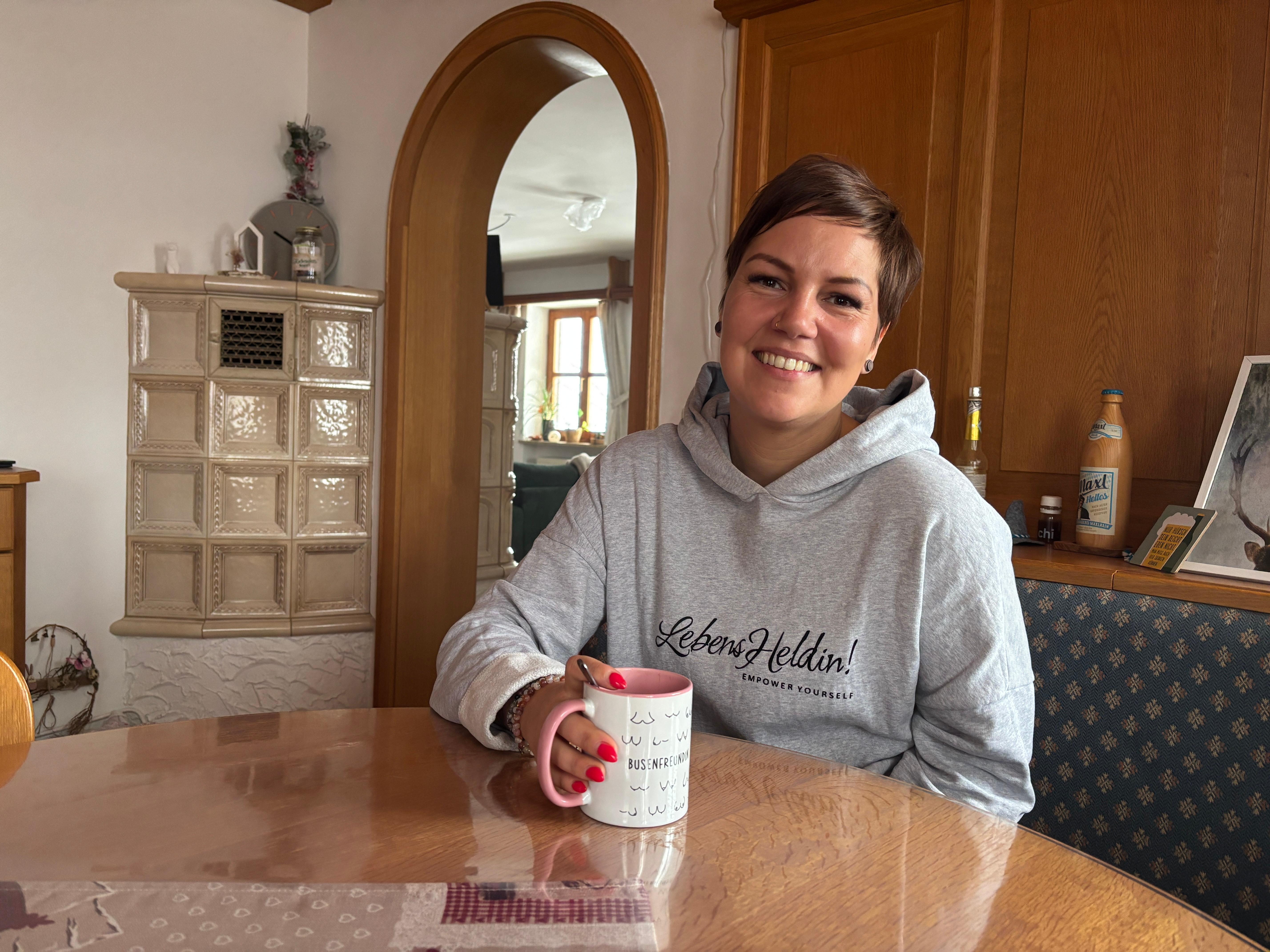 Nadine Förg will anderen Erkrankten Mut machen. Hier sieht man sie in ihrer Wohnung in Höchstädt. 