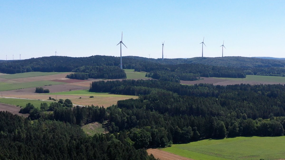 Windkraftanlagen in einem Wald