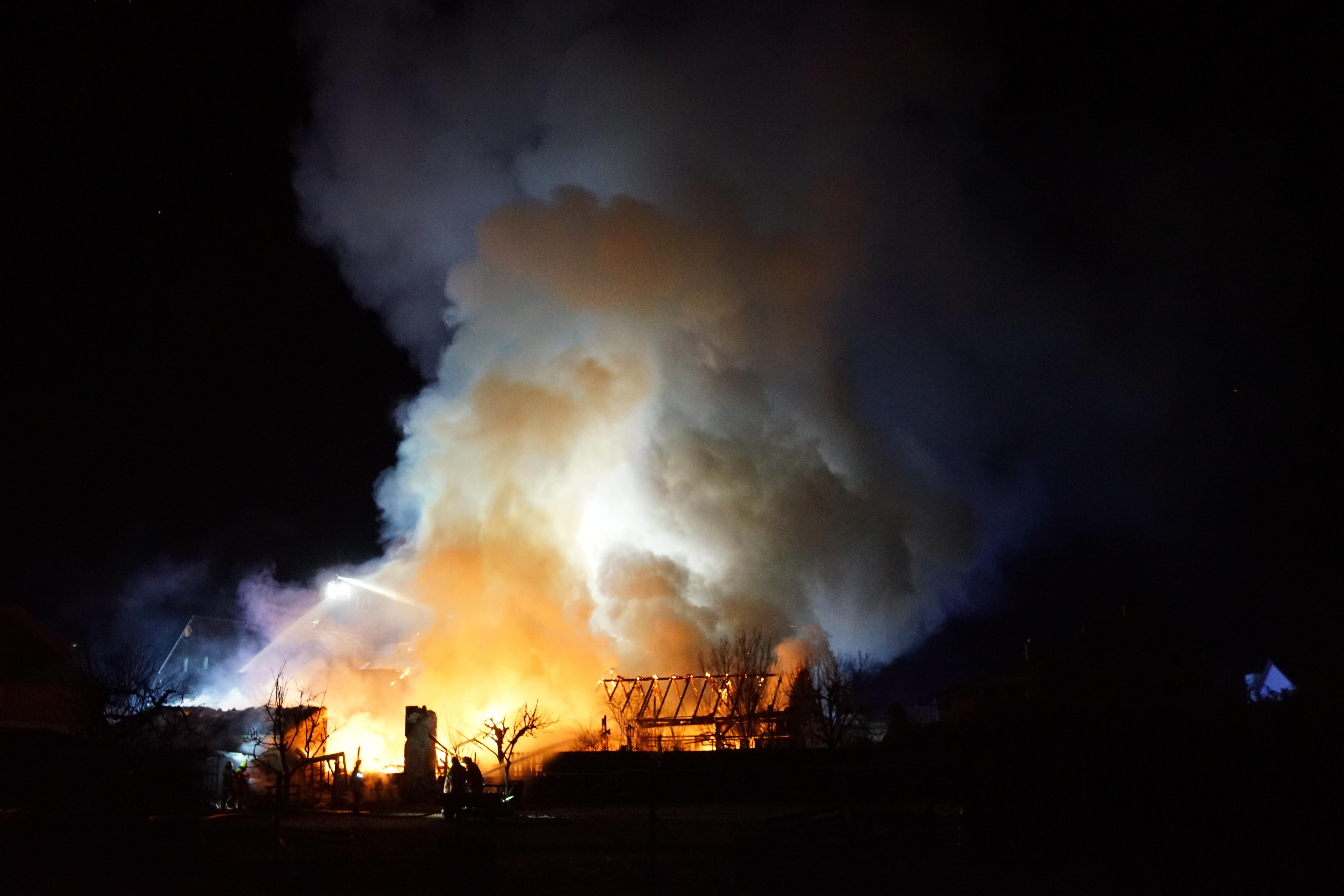 Beide Scheunen in Weiherhammer brannten lichterloh. 
