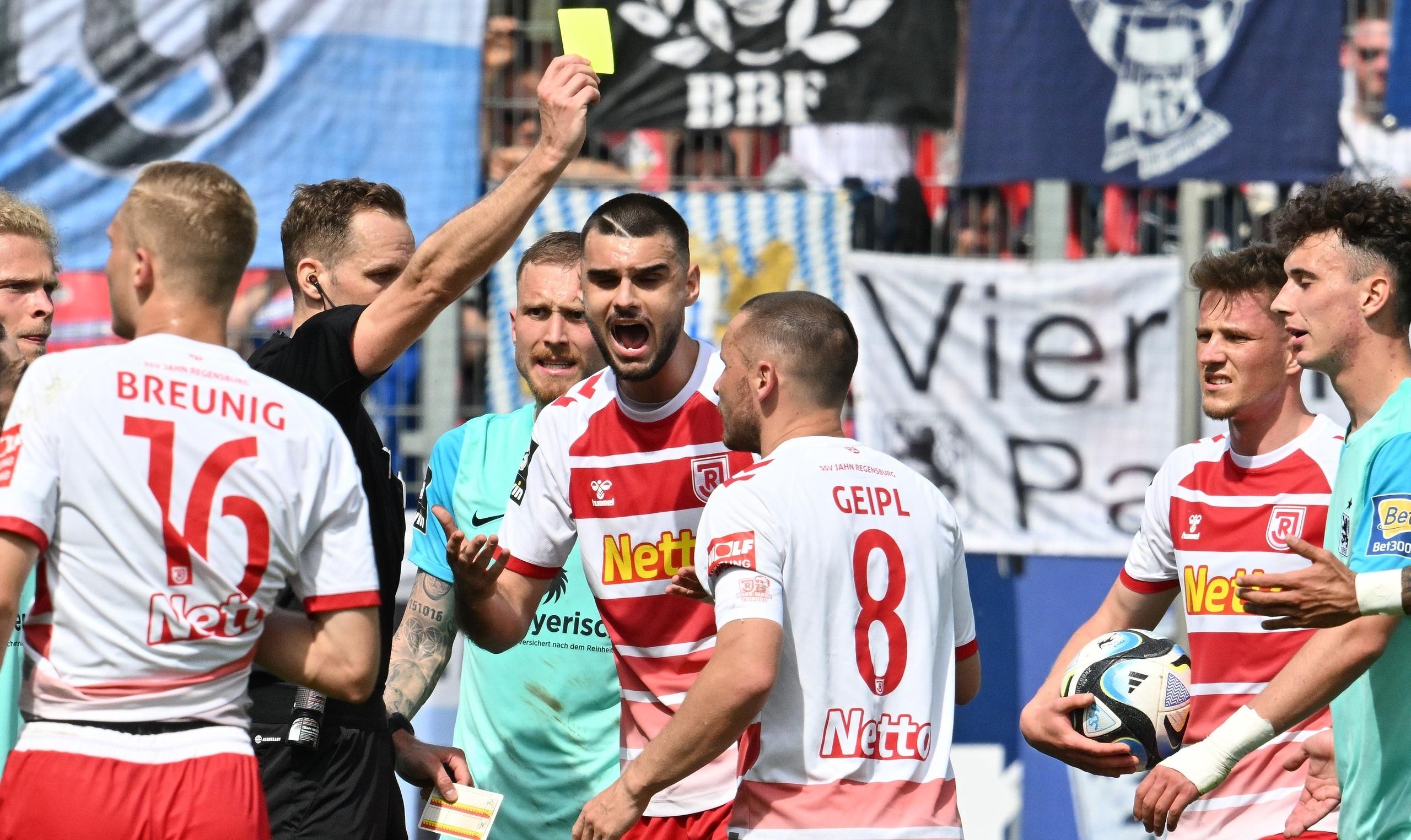 Unzufrieden: die Spieler des SSV Jahn Regensburg im bayerischen Derby
