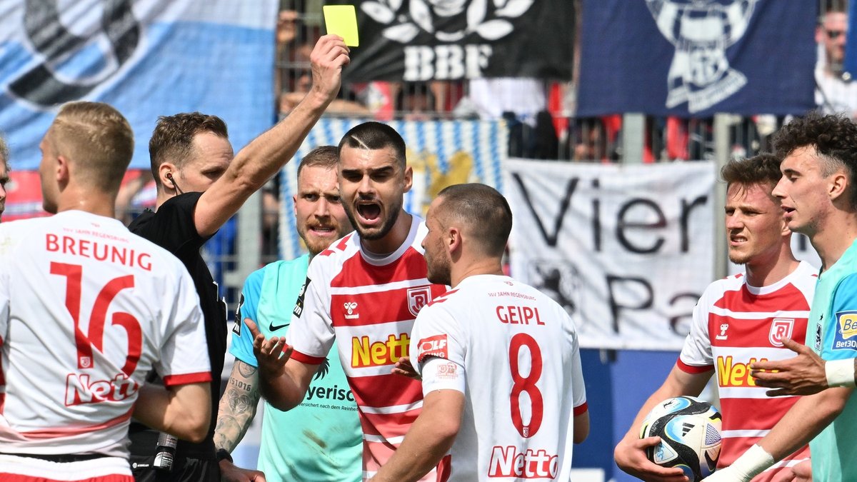 Unzufrieden: die Spieler des SSV Jahn Regensburg im bayerischen Derby