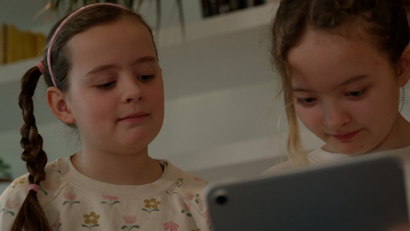 Zwei Mädchen schauen auf ein Tablet | Bild: BR Zwei Mädchen schauen auf ein Tablet