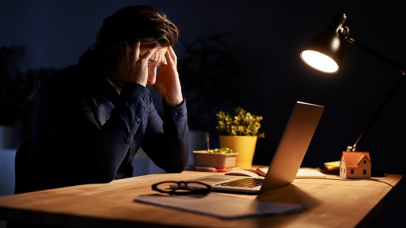(Symbolbild) Zu sehen ist ein Mann, der den Kopf in die Hände stützt und auf einen Bildschirm blickt. | Bild: picture alliance/Westend61/Bartek Szewczyk (Symbolbild) Zu sehen ist ein Mann, der den Kopf in die Hände stützt und auf einen Bildschirm blickt.