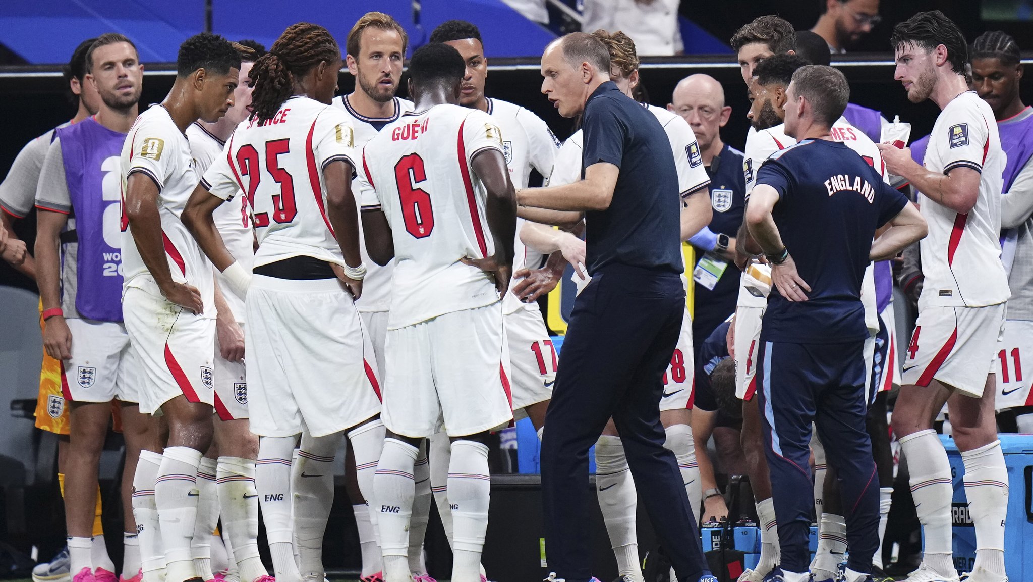 Thomas Tuchel in der Mitte seiner Spieler