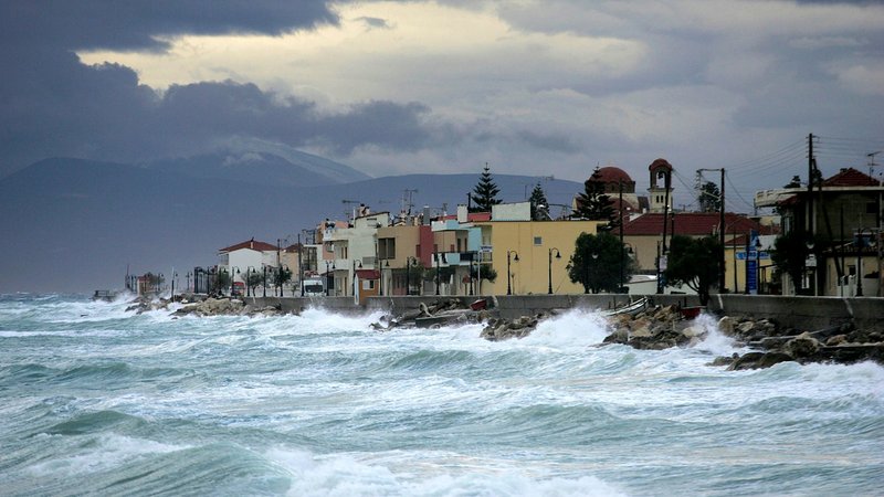 Symbolbild: Wellen schlagen an die Küste eines griechischen Ortes | Bild: picture alliance / dpa | Orestis Panagiotou Symbolbild: Wellen schlagen an die Küste eines griechischen Ortes