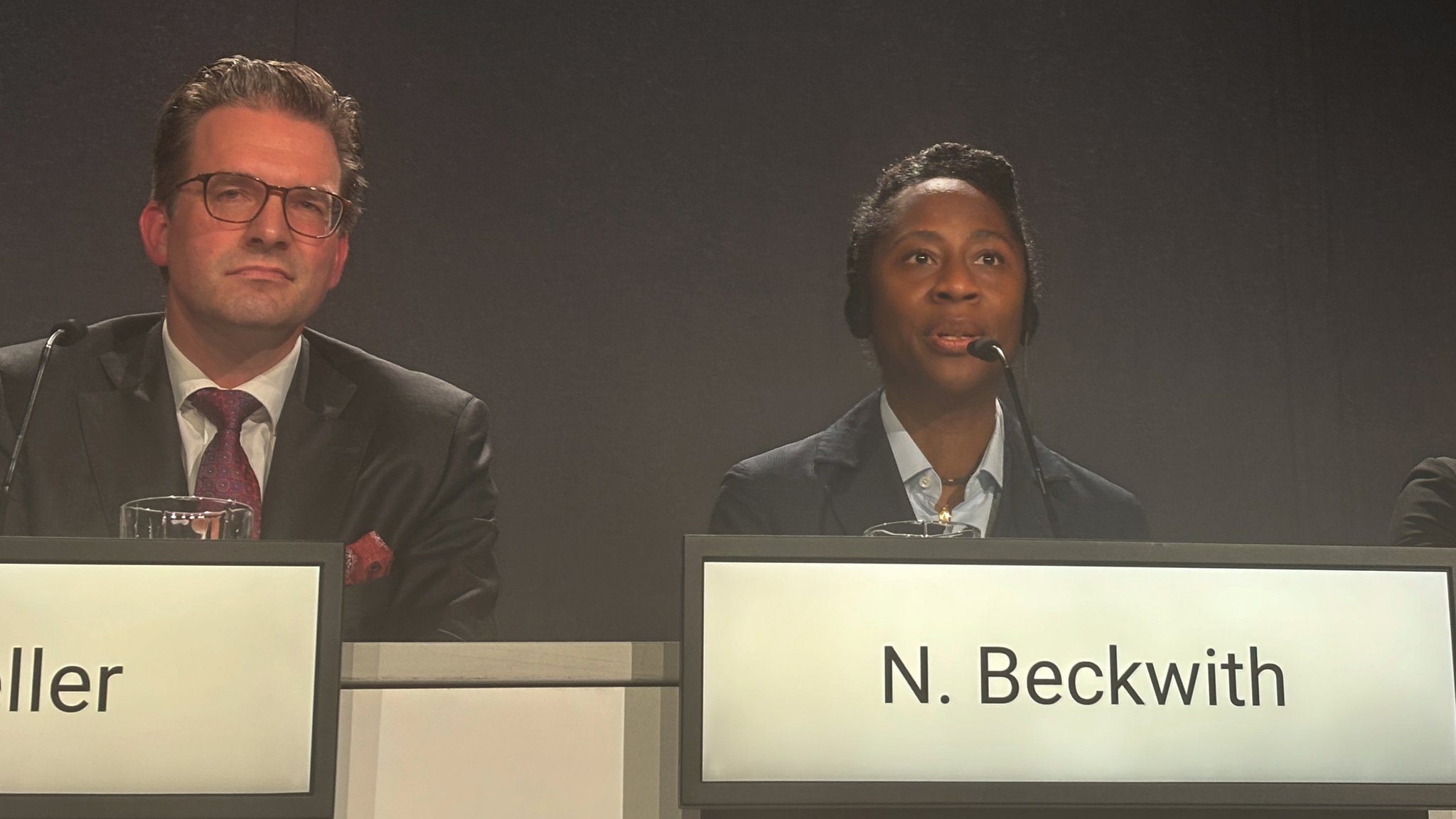 Naomi Beckwith (r.) wird die neue künstlerische Leitung der Documenta 16. 