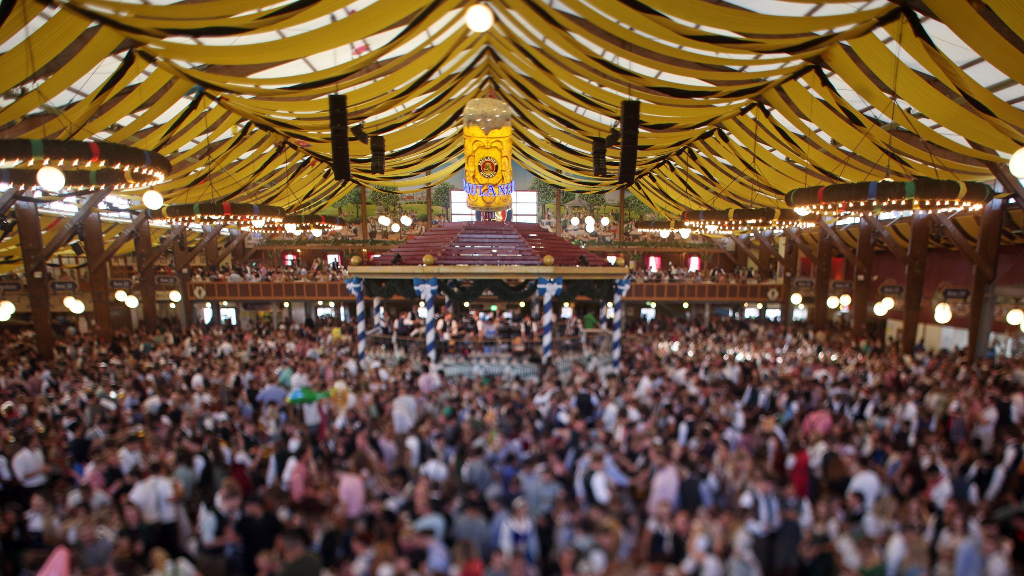 Ein Oktoberfestzelt voller Menschen. 