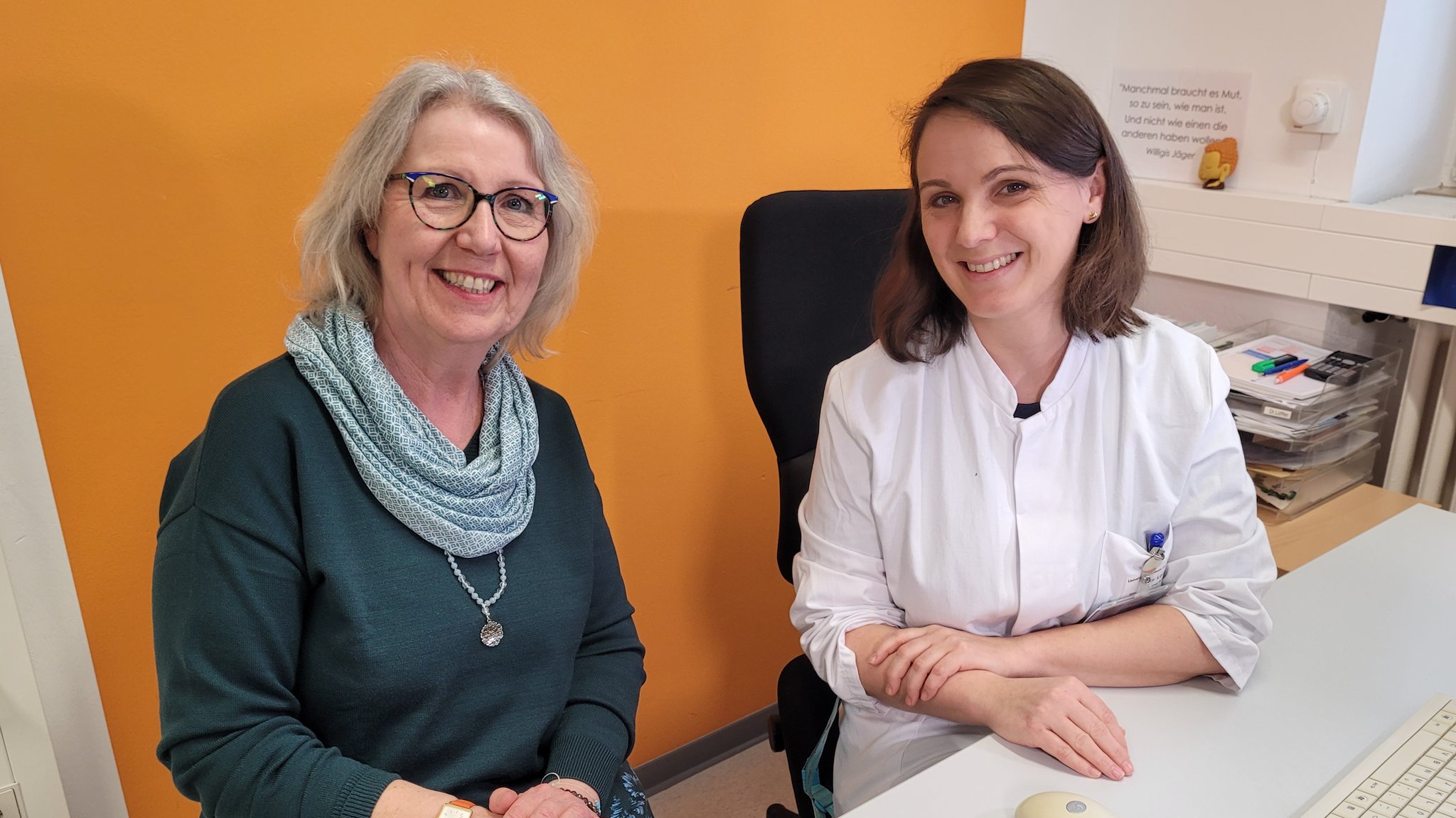 Die Integrativmedizinerin Dr. Claudia Löffler (rechts) mit der 2. Vorsitzenden des KOI-Fördervereins Gisela Walter. 