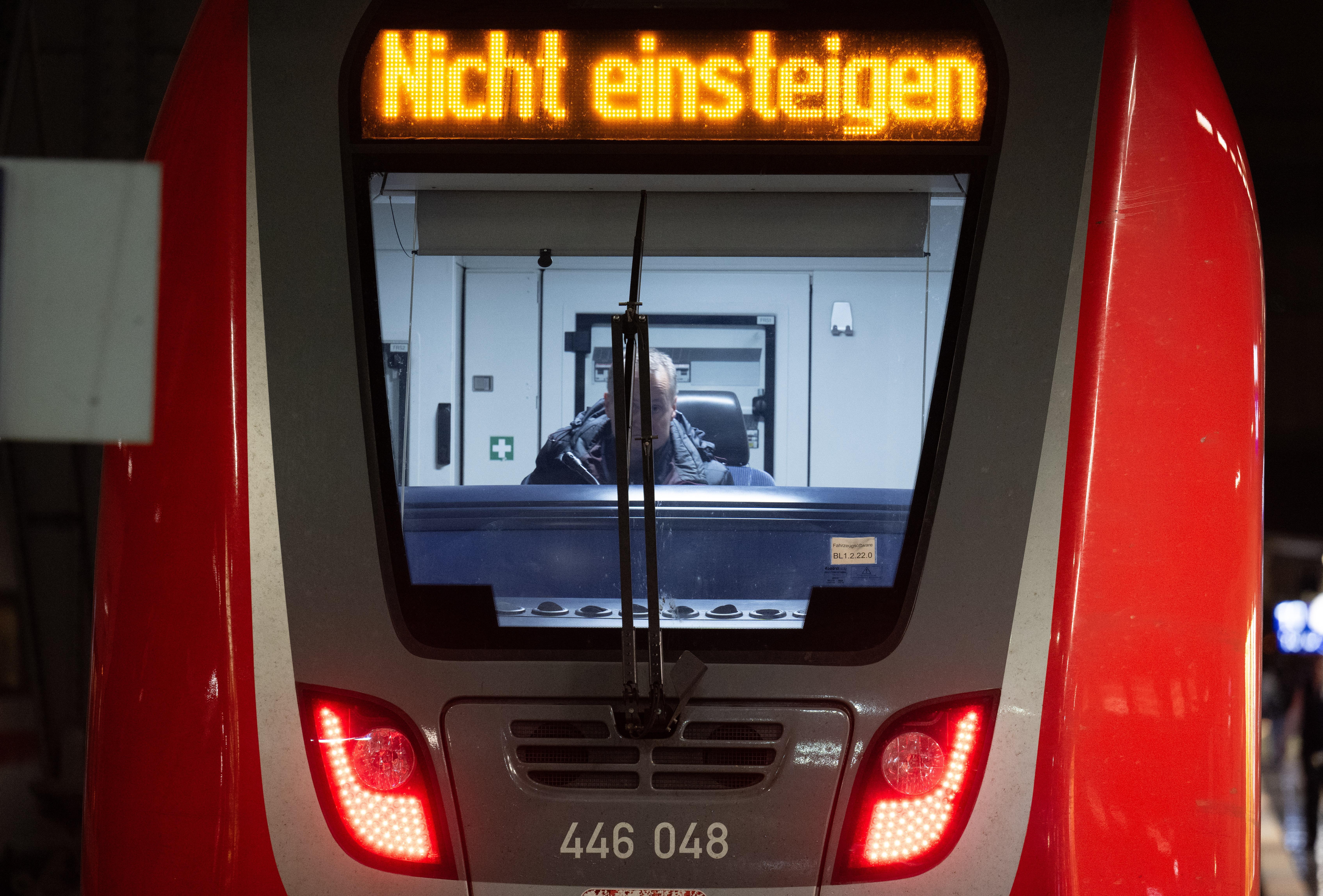"Nicht einsteigen" steht auf dem Display eines Nahverkehrszuges der Bahn.