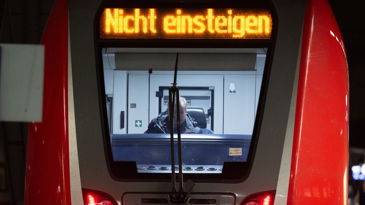 "Nicht einsteigen" steht auf dem Display eines Nahverkehrszuges der Bahn.