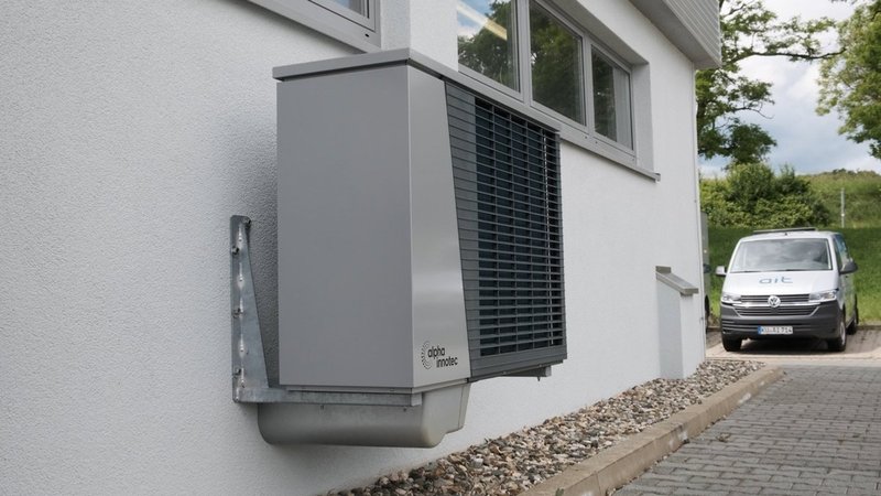 Sie soll die Energiewende in Gebäuden ordentlich voranbringen: Die Wärmepumpe steht bei der Bundesregierung hoch im Kurs. Hersteller konnten sich noch im vergangenen Jahr vor Aufträgen kaum retten. Doch jetzt steckt die Branche tief in der Krise. | Bild: ait Sie soll die Energiewende in Gebäuden ordentlich voranbringen: Die Wärmepumpe steht bei der Bundesregierung hoch im Kurs. Hersteller konnten sich noch im vergangenen Jahr vor Aufträgen kaum retten. Doch jetzt steckt die Branche tief in der Krise.
